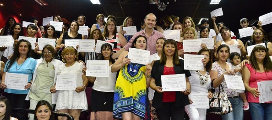Entrega de diplomas a egresados de cursos de salud