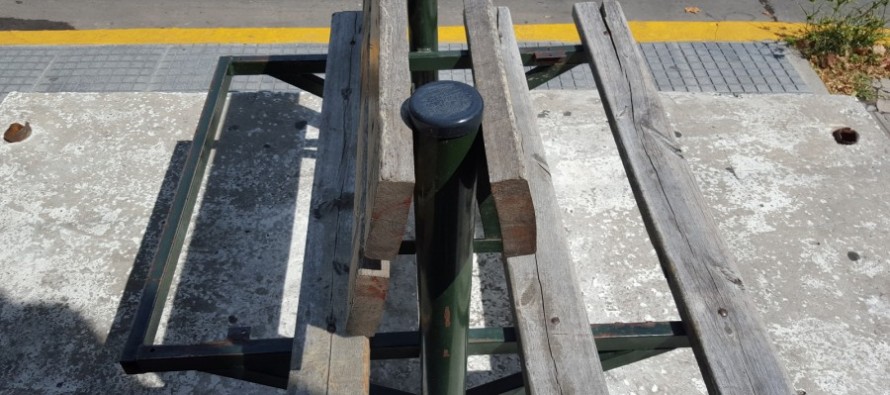 Periodismo ciudadano: así está la garita de colectivo ubicada en Maipú y Alem