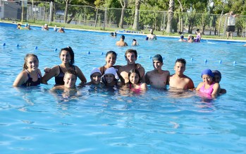 Jóvenes se desempeñan como auxiliares en el Polideportivo N°3