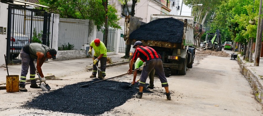 Trabajos de pavimentación sobre la calle Belgrano entre Alsina y Necochea