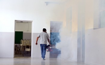 Operativos de fumigación en escuelas para prevenir el dengue