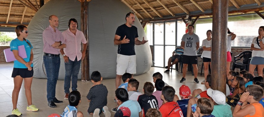 En las colonias de verano montaron un “Planetario Móvil”