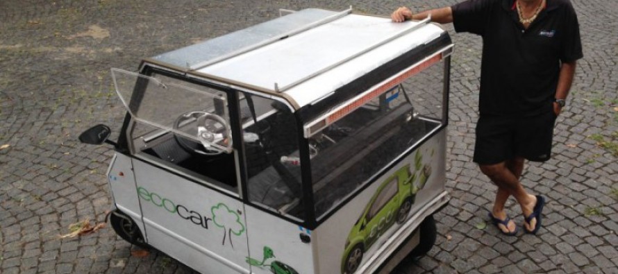 Juntó dos motos y armó el auto más pequeño de Argentina