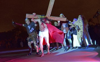 Se llevó a cabo el tradicional Vía Crucis en la Plaza Carlos Gardel
