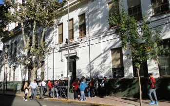 Por paro de auxiliares, los padres salen a limpiar escuelas en Provincia