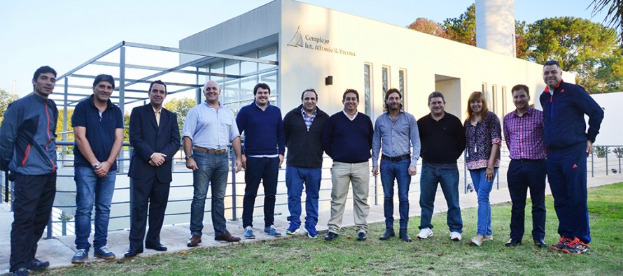 Reunión de autoridades deportivas en el Poli 3