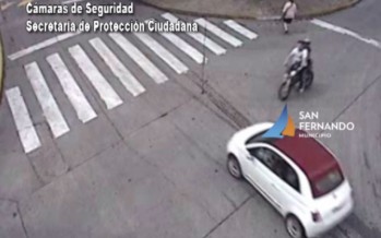 Choque entre una moto y un auto en Carlos Casares y Reguera