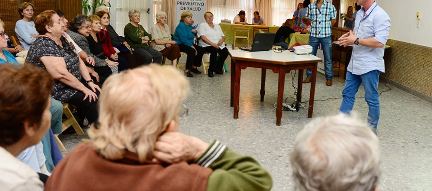 Prevención del dengue, talleres saludables y vacunas en los centros de jubilados