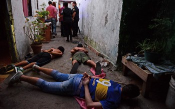 Varios allanamientos y dos detenidos por robo a supermercado, con secuestro de armas y moto