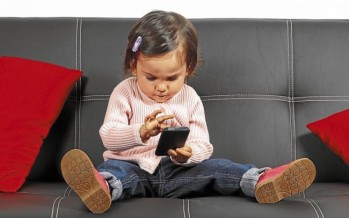 Los riesgos de usar el celular como ‘chupete electrónico’