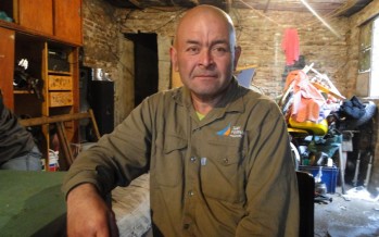 Habló el trabajador que se encadenó en el municipio: «Quiero volver a mi corralón»