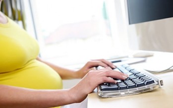 Proponen ampliar las licencias por maternidad y paternidad en la Administración Pública