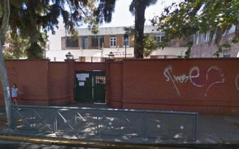 Padres y alumnos cortaron la Avenida Perón por el estado de deterioro de la Escuela N° 6