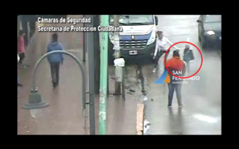 De película: una mujer salva al niño de ser atropellado por un auto en Sobremonte y Avellaneda