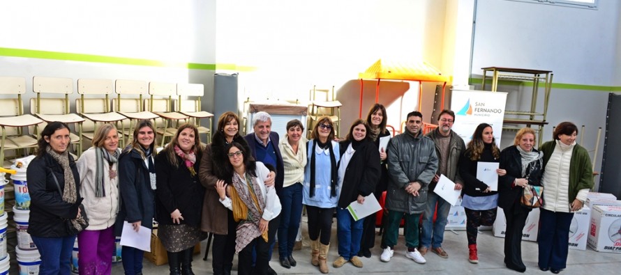 Entrega de mobiliario y materiales a instituciones educativas