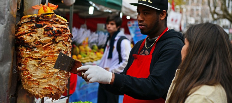 Hoy es la última jornada de la Feria de las Colectividades en Plaza Mitre