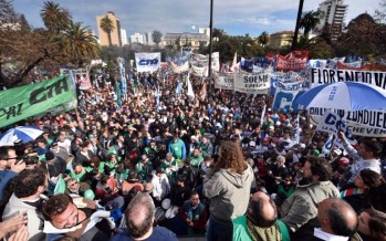 Rotunda protesta de estatales contra el “voraz ajuste” en la Provincia