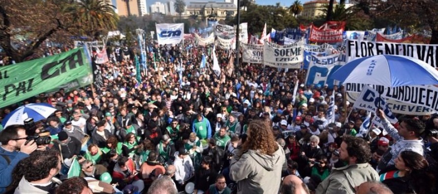 Rotunda protesta de estatales contra el “voraz ajuste” en la Provincia