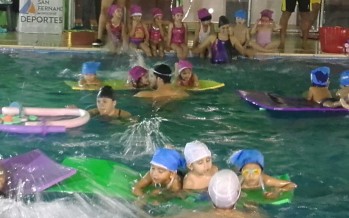 Encuentros de natación infantil en las piletas de los polideportivos