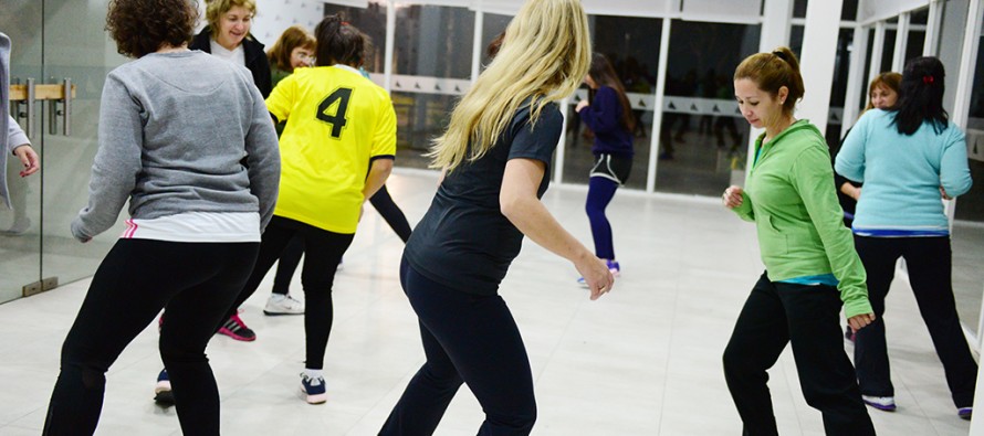 Clases de “Sumbaile” en el Polideportivo N°3