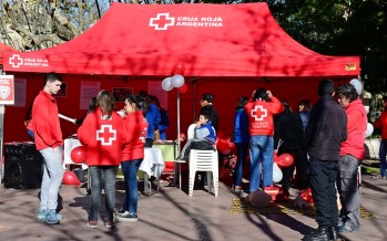 La Cruz Roja Argentina celebró su 136° aniversario con talleres abiertos en la plaza Mitre