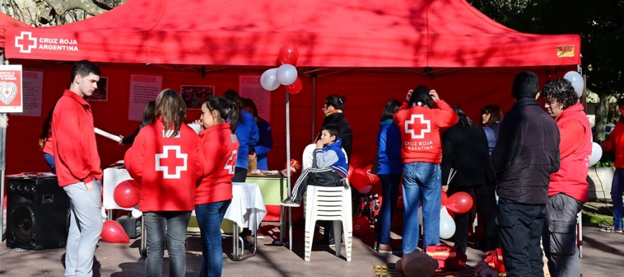 La Cruz Roja Argentina celebró su 136° aniversario con talleres abiertos en la plaza Mitre