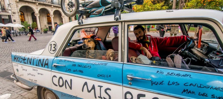 Charly Entrala, el viajero que recorre el país con sus perros, pasó por Salta