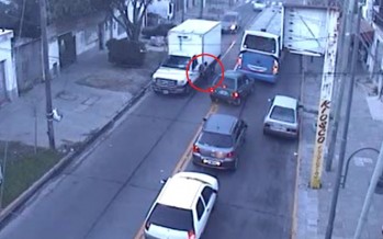 Camión atropelló a una mujer que cruzó Sobremonte por fuera de la senda peatonal