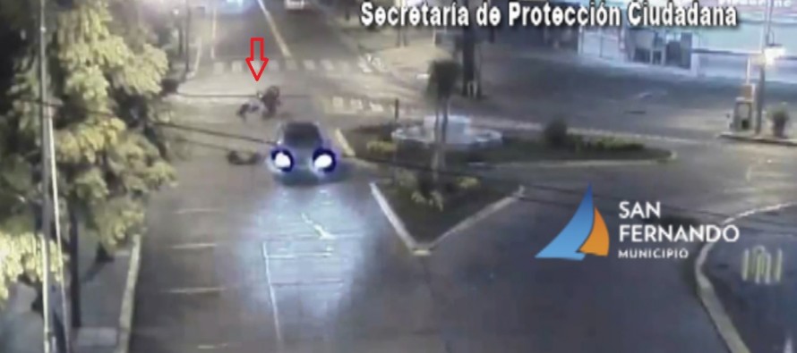 Choque entre un motociclista y un auto en Libertador y Del Arca