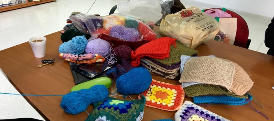 En el Hospital Cordero un grupo de voluntarias teje mantas para los recién nacidos