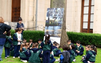 Alumnos del Colegio San Martín de Tours visitaron la muestra ‘Caperucita y el Lobo’