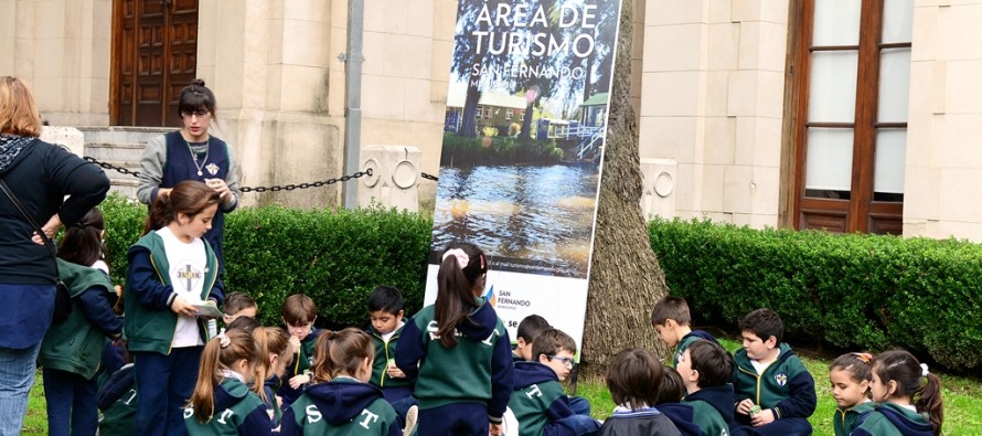 Alumnos del Colegio San Martín de Tours visitaron la muestra ‘Caperucita y el Lobo’