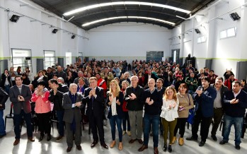 Entrega de escrituras a más de 100 familias
