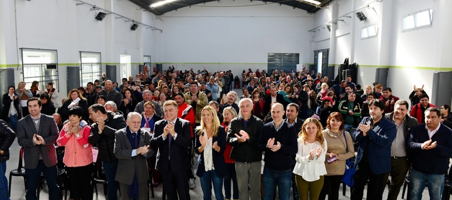 Entrega de escrituras a más de 100 familias