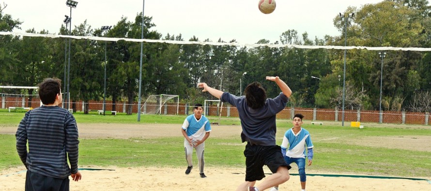 El Poli N° 1 sumó una cancha profesional de beach vóley