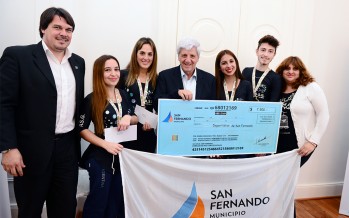Entrega de ayuda económica a jóvenes patinadores que competirán en Italia