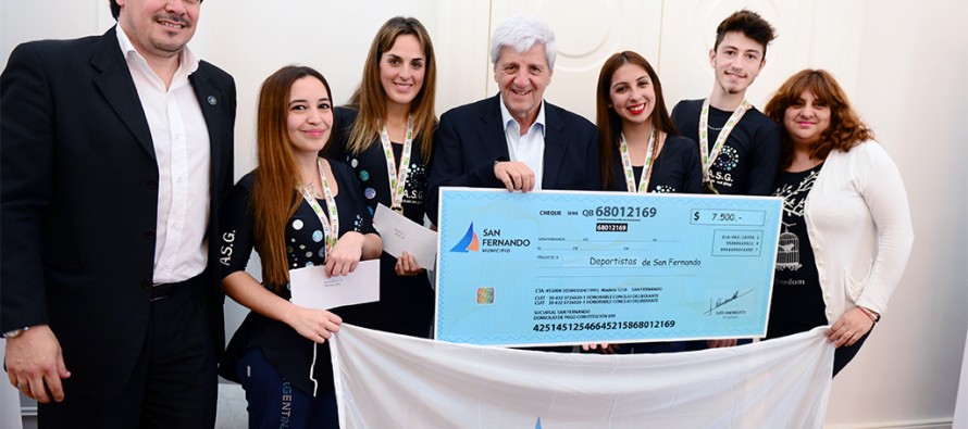 Entrega de ayuda económica a jóvenes patinadores que competirán en Italia