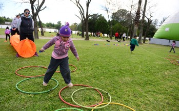 Día de juegos y competencias al aire libre entre las escuelas infantiles de los polideportivos
