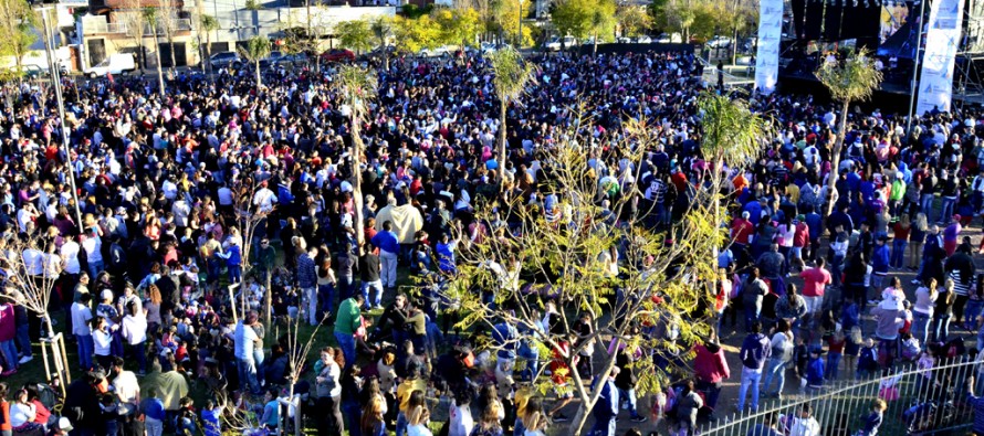 Miles de vecinos bailaron con ‘Los Palmeras’ en el Parque del Bicentenario