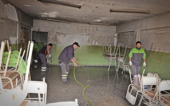 Tras el incendio, el Municipio colabora con la Provincia en los trabajos de limpieza de la Escuela N° 5