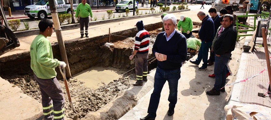 Se realizan tareas hidráulicas y de renovación asfáltica en la Avenida Avellaneda