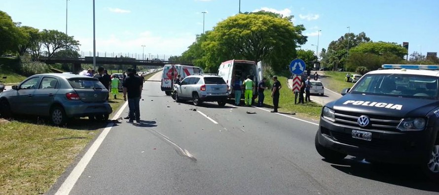 Importante accidente vehicular en Acceso y Carlos Casares