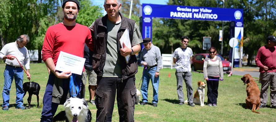 Curso de adiestramiento canino en la entrada del Parque Náutico