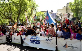 Promocionaron la Escuela Municipal de Tenis con un mini encuentro en plaza Mitre