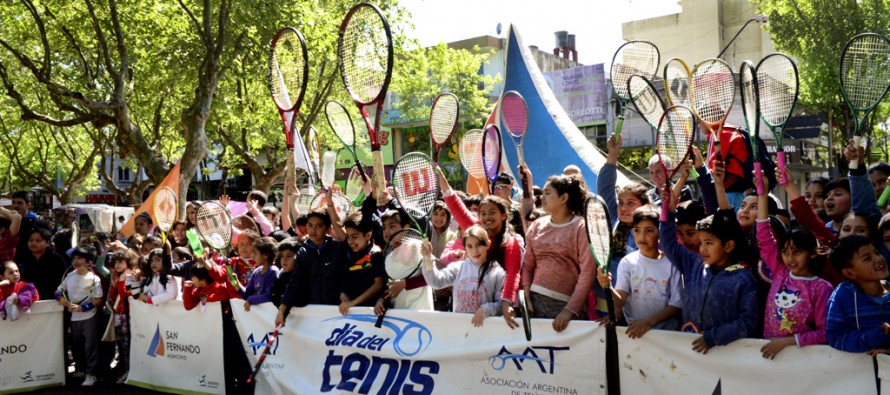 Promocionaron la Escuela Municipal de Tenis con un mini encuentro en plaza Mitre
