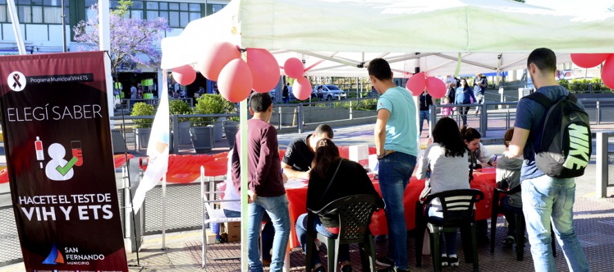 Con testeos e información en la vía pública se realiza la campaña contra el SIDA