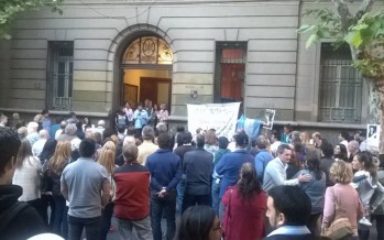 Se colocó una baldosa en la puerta del Colegio Misericordia en recuerdo de ‘Tere’ Álvarez a 40 años de su desaparición