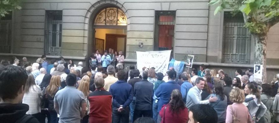 Se colocó una baldosa en la puerta del Colegio Misericordia en recuerdo de ‘Tere’ Álvarez a 40 años de su desaparición