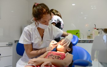 La Unidad Móvil de Odontología sigue atendiendo a niños de UDI y CEIM