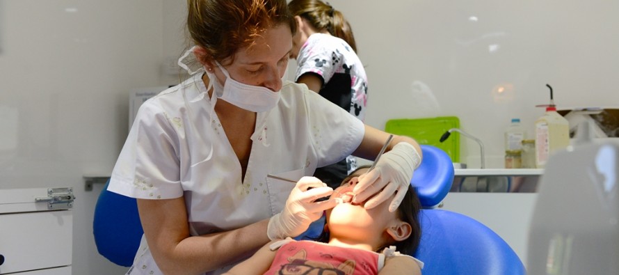 La Unidad Móvil de Odontología sigue atendiendo a niños de UDI y CEIM